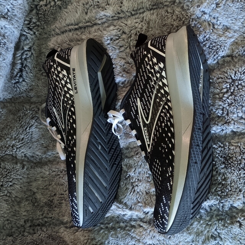 Women’s Levitate 5 Running Shoes​​​ - Picture 3 of 8